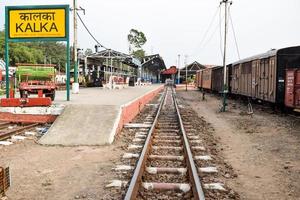 vista de trilhos de trem de brinquedo do meio durante o dia perto da estação ferroviária de kalka na índia, vista de trilho de trem de brinquedo, junção ferroviária indiana, indústria pesada foto