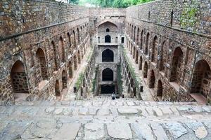 agrasen ki baoli - degrau bem situado no meio de connaught, localizado em nova delhi índia, antiga construção de arqueologia antiga foto