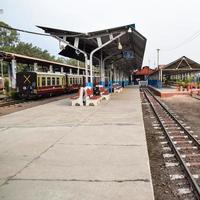 vista de trilhos de trem de brinquedo do meio durante o dia perto da estação ferroviária de kalka na índia, vista de trilho de trem de brinquedo, junção ferroviária indiana, indústria pesada foto