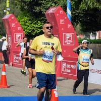 nova delhi, índia - 16 de outubro de 2022 - vedanta delhi meia maratona após covid em que os participantes da maratona prestes a cruzar a linha de chegada, meia maratona de delhi 2022 foto