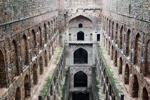 agrasen ki baoli - degrau bem situado no meio de connaught, localizado em nova delhi índia, antiga construção de arqueologia antiga foto