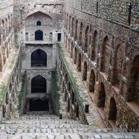 agrasen ki baoli - degrau bem situado no meio de connaught, localizado em nova delhi índia, antiga construção de arqueologia antiga foto