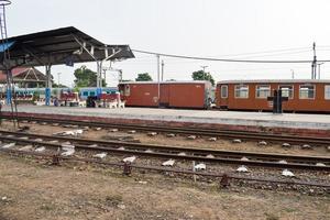 vista de trilhos de trem de brinquedo do meio durante o dia perto da estação ferroviária de kalka na índia, vista de trilho de trem de brinquedo, junção ferroviária indiana, indústria pesada foto