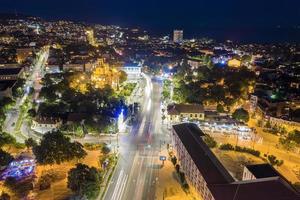 aéreo Visão a partir de a zangão do a iluminado centro do Varna cidade às noite foto