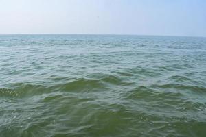 surpreendente Visão do árabe mar durante a dia Tempo dentro Goa, Índia, oceano Visão a partir de de madeira barco foto