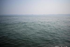 surpreendente Visão do árabe mar durante a dia Tempo dentro Goa, Índia, oceano Visão a partir de de madeira barco foto