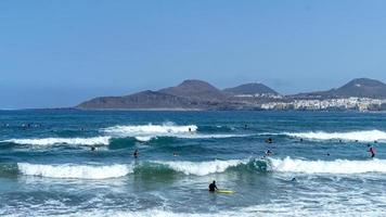 surfando na praia de la cicer em las palmas de gran canaria foto