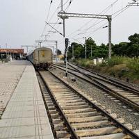 vista de trilhos de trem de brinquedo do meio durante o dia perto da estação ferroviária de kalka na índia, vista de trilho de trem de brinquedo, junção ferroviária indiana, indústria pesada foto