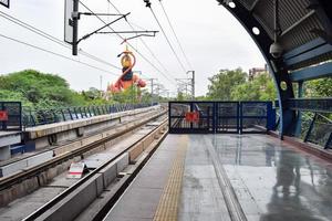 nova delhi índia - 21 de junho de 2022 - trem do metrô de delhi chegando à estação de metrô jhandewalan em nova delhi, índia, ásia, metrô público partindo da estação jhandewalan foto