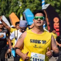 nova delhi, índia - 16 de outubro de 2022 - vedanta delhi meia maratona após covid em que os participantes da maratona prestes a cruzar a linha de chegada, meia maratona de delhi 2022 foto