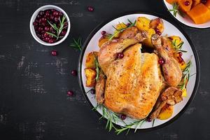 assado Peru enfeitado com cranberries em uma rústico estilo mesa. Ação de graças dia. cozido frango. topo Visão foto