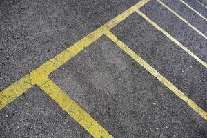 linhas amarelas no asfalto foto