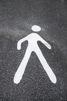 sinal de pedestre no asfalto foto