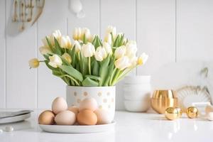 Páscoa mesa configuração com tulipas, Páscoa coelhos, e ovos com dourado padrões dentro a branco estilo escandinavo cozinha fundo. lindo minimalista Projeto para cumprimento cartão foto
