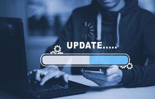 barra de toque manual do software de atualização do programa de computador, atualização de tecnologia de negócios, internet, atualização na tela virtual. conceito de internet e tecnologia, barra de carregamento com a instalação da atualização. foto