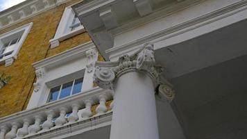 clássico arquitetônico coluna. detalhes do arquitetura do histórico construção. elemento do exterior construção com colunas e reboco moldagem em teto do arquitetônico estrutura dentro Londres, Reino Unido. foto