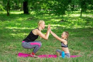 mãe e filha fazendo Esportes exercícios foto