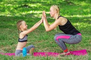 mãe e filha fazendo Esportes exercícios foto