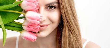 retrato do mulher com Rosa tulipas foto