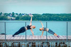 mulher e criança estão fazendo esporte exercícios foto