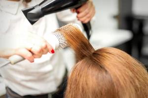 cabeleireiro secagem grandes vermelho cabelo foto