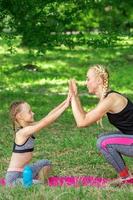 mãe e filha fazendo Esportes exercícios foto