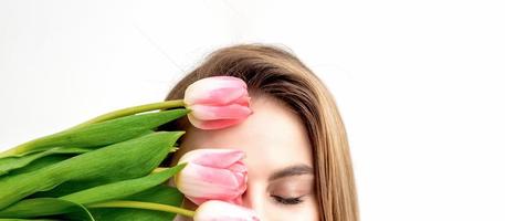 jovem mulher com Rosa tulipas foto