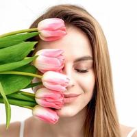 retrato do mulher com Rosa tulipas foto
