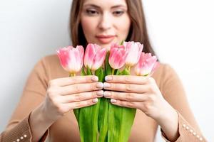 jovem mulher detém Rosa tulipas foto
