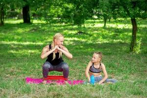 mãe e filha fazendo Esportes exercícios foto