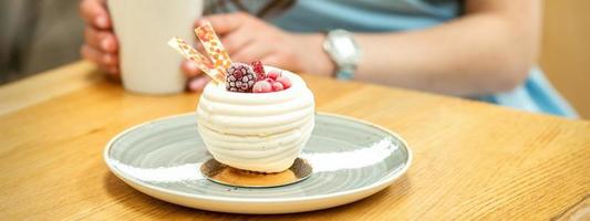 doce branco Bolinho com bagas foto