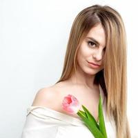 mulher com 1 Rosa tulipa foto