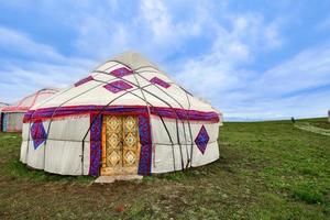 cazaque sentido casas em a kalajun pradaria dentro Xinjiang foto