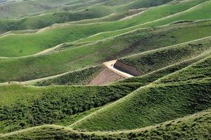 a lindo cenário ao longo a caminho para qiongkushtai dentro Xinjiang foto