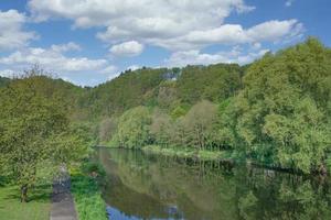 trilha ao longo rio cerco --siegpromenade-- dentro Vila do Herchen, Rhein-Sieg-Kreis, Alemanha foto