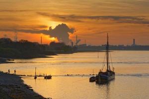 tarde às Rhine rio com industrial plantas , monheim sou reno, norte Renânia-Vestfália, Alemanha foto