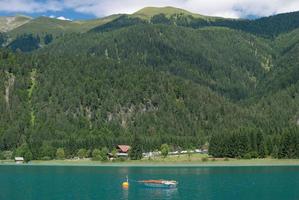 panorama às lago Weissensee, Caríntia, Áustria foto