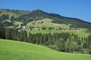 paisagem em kleinwalsertal, vorarlberg, áustria foto