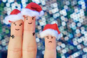 dedos arte do feliz casal rindo dentro Novo ano chapéus. homem e mulher abraços. criança é nervoso. dedos arte do casal comemora Natal. tonificado imagem. foto