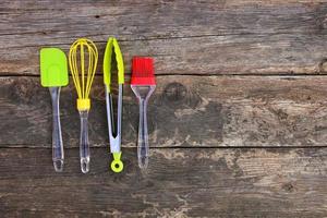 cozinha utensílios em velho de madeira fundo. topo visualizar. plano deitar. foto