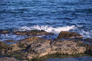beleza ensolarado dia Visão do mar ondas com pedras foto