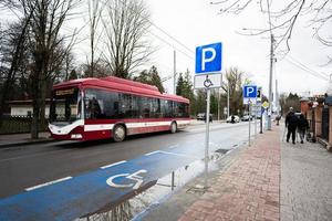 ônibus Pare e estacionamento para pessoas com deficiências. foto