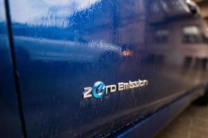 zero emissão logotipo em uma nissan folha elétrico carro. foto