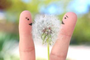 dedos arte do feliz casal. homem é dando flores para mulher. foto