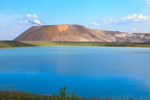 soligorsk montanhas. potassa plantar. potassa montanhas perto soligorsk cidade. sal lago foto