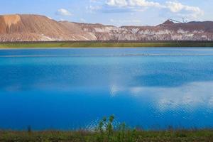 soligorsk montanhas. potassa plantar. potassa montanhas perto soligorsk cidade. sal lago foto