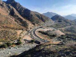 uma lindo aéreo Visão do a cidade do taif, saudita arábia. colinas e estradas estão visível a partir de a ar. foto