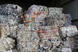 pilha de textura compacta de resíduos de papel para reciclagem na planta de triagem. tecnologia de reaproveitamento de materiais. pilha de papel picado. salve o conceito de ecologia do planeta. indústria de fábrica de poluição reduzida. fechar-se foto