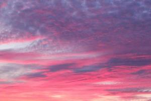 crepúsculo nublado colorido belo céu paisagem urbana pôr do sol e nascer do sol da manhã. noite dramática visão de manhã cedo. conceito panorâmico de fundo da natureza. copie o espaço para o texto. dia Mundial do Meio Ambiente foto