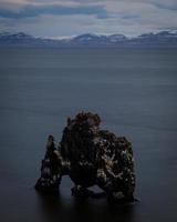elefante gostar natural Rocha formação dentro a oceano dentro Islândia foto